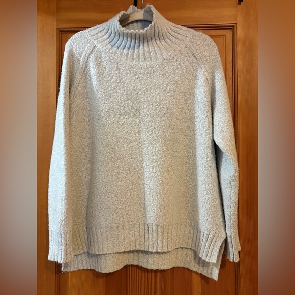 Le Lis Marbled Gray Oversized Turtleneck Sweater with Ragland Long Sleeves - Picture 3 of 9